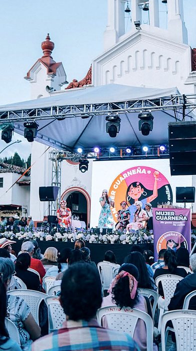 Evento público Mujer Guarneña con tarima, luces y sonido · Ibiza Eventos