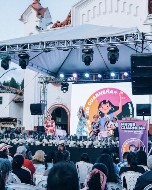 Tarima con techo y pantalla para un evento público · Ibiza Eventos