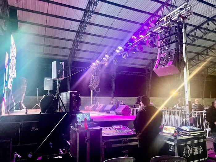 Evento en un pueblo con tarima, luces y sonido · Ibiza Eventos