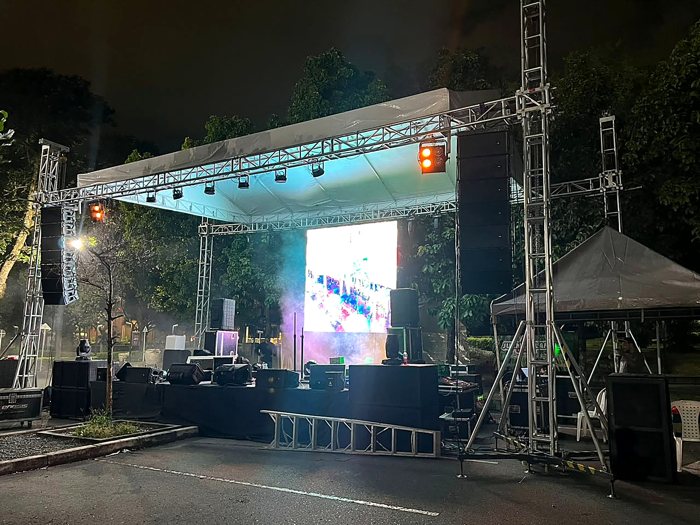Tarima con techo, pantalla LED y sonido line array al aire libre · Ibiza Eventos