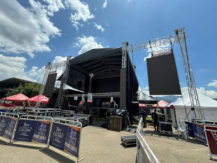 Montaje de tarima grande con techo y pantalla LED · Ibiza Eventos