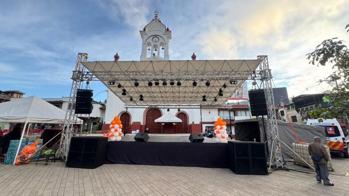 Tarima con techo en la plaza de un municipio · Ibiza Eventos