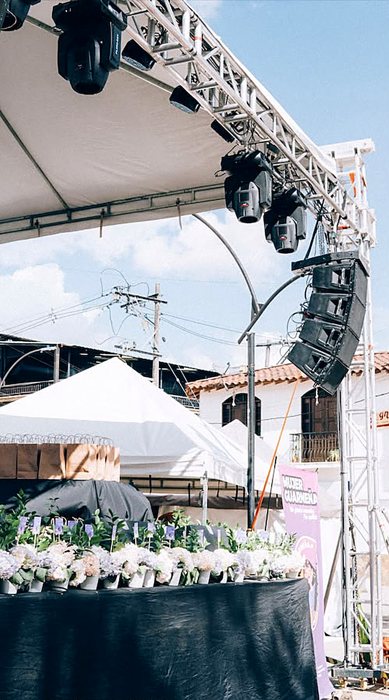 Cabezas móviles y sonido line array en una tarima de día · Ibiza Eventos