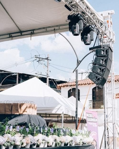 Sistema de sonido line array colgado · Ibiza Eventos