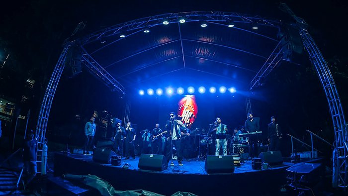 Concierto en tarima con techo, luces y una agrupación vallenata · Ibiza Eventos