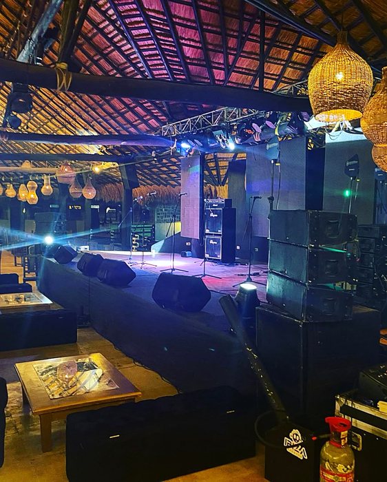 Tarima con sonido line array lista para un concierto · Ibiza Eventos