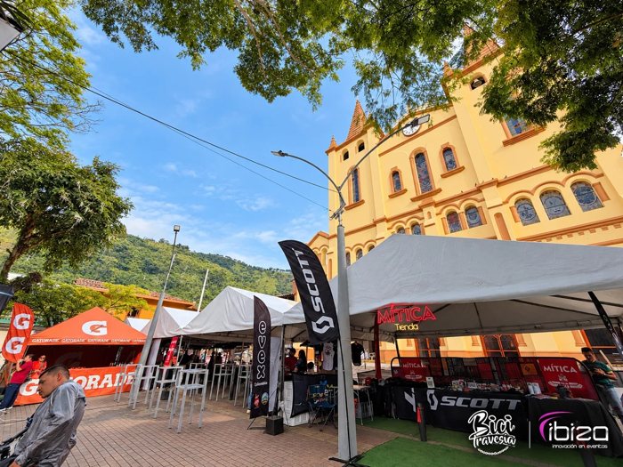 Carpas de la feria comercial y de los patrocinadores frente a la iglesia de Cañasgordas · Ibiza Eventos