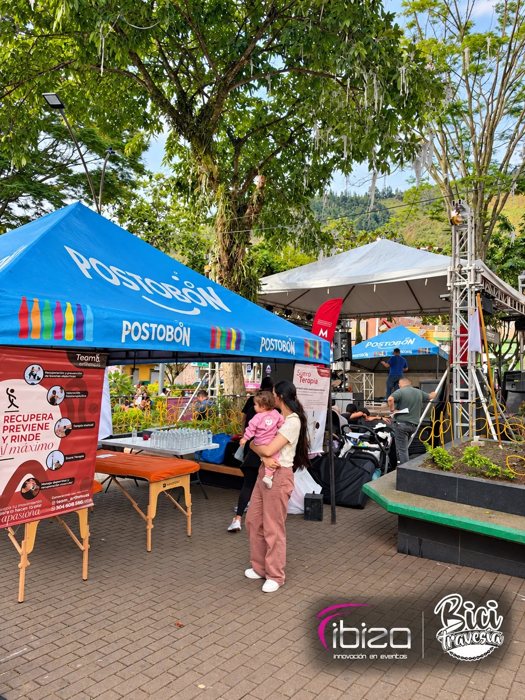 Carpas de patrocinadores junto a la tarima · Ibiza Eventos