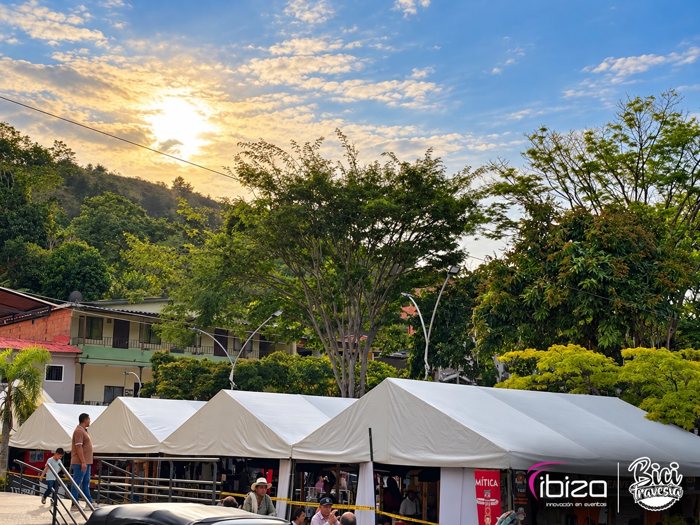 Atardecer sobre las carpas de la feria en Cañasgordas · Ibiza Eventos