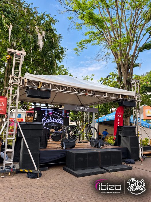 Tarima con techo, sonido line array y pantalla LED para la Bicitravesía Cañasgordas · Ibiza Eventos