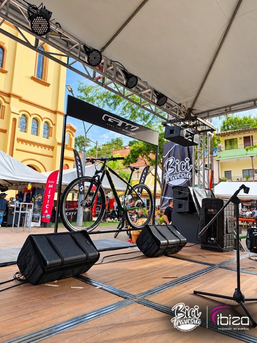Tarima con luces y la bicicleta de un patrocinador en la Bicitravesía · Ibiza Eventos