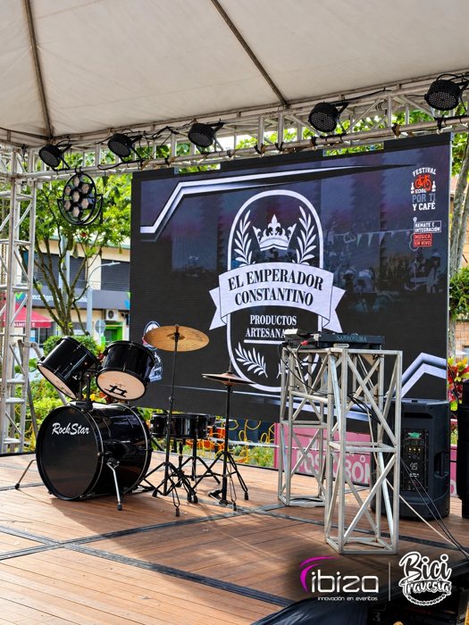 Pantalla LED y batería en la tarima del evento deportivo · Ibiza Eventos