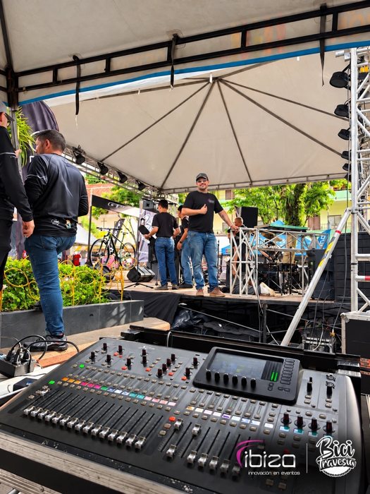 Consola de sonido y el equipo de Ibiza Eventos en la tarima · Ibiza Eventos
