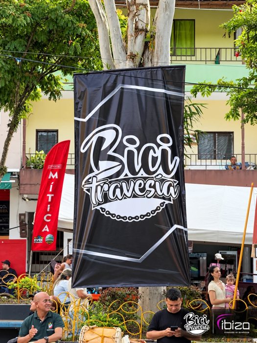 Pendón de la Bicitravesía en la plaza de Cañasgordas · Ibiza Eventos