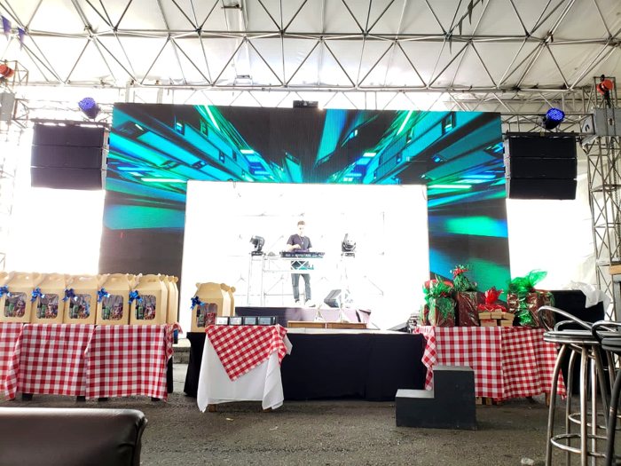 Fiesta navideña empresarial con pantalla LED, sonido line array y DJ en Medellín · Ibiza Eventos