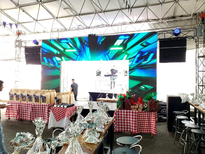 Tarima con pantalla LED y DJ para la fiesta navideña de una empresa · Ibiza Eventos
