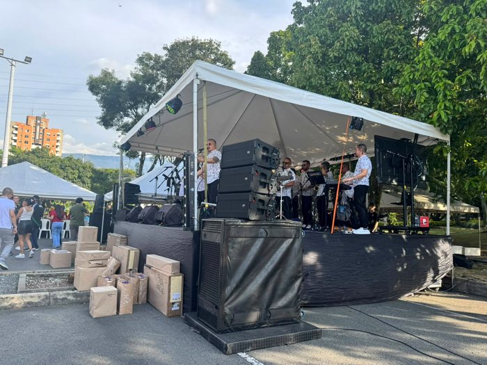 Tarima con techo y sonido line array para una fiesta empresarial al aire libre · Ibiza Eventos