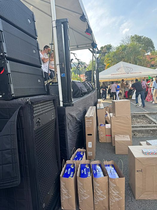 Fiesta navideña de la Universidad de Medellín con sonido line array y regalos · Ibiza Eventos