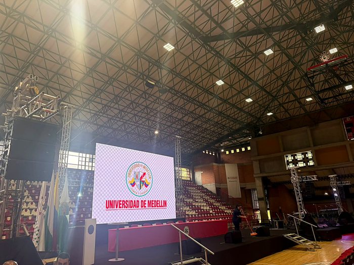 Pantalla LED y sonido line array en el coliseo de la Universidad de Medellín · Ibiza Eventos
