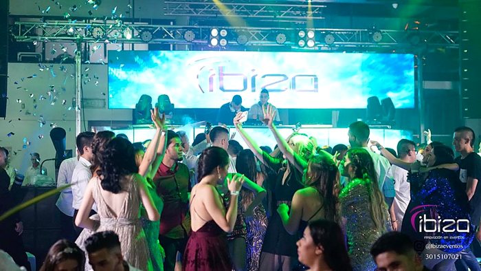 Invitados bailando con confeti y la pantalla LED de Ibiza · Ibiza Eventos