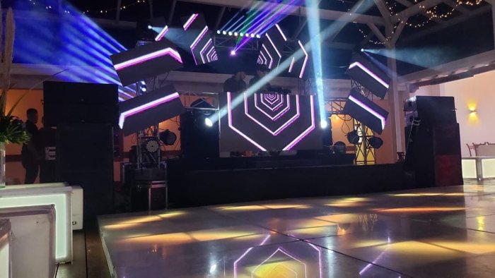 Miniteca con pantallas LED y luces robóticas · Ibiza Eventos