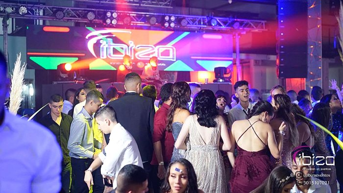 Pista llena frente a la pantalla LED de Ibiza · Ibiza Eventos