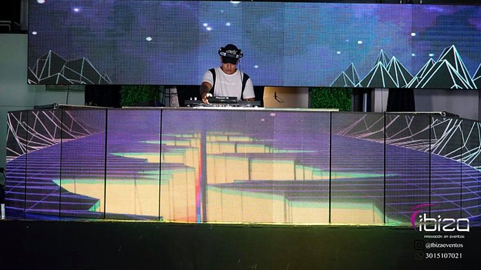 DJ en cabina LED con pantalla LED de fondo · Ibiza Eventos
